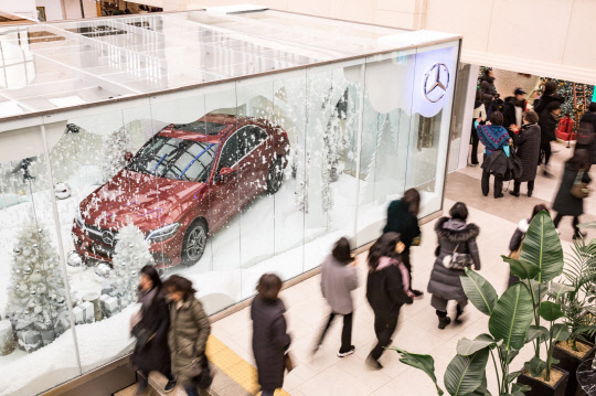 메르세데스-벤츠코리아가 크리스마스와 연맞을 맞아 반포 파미에스테이션에 설치해 운영하는 메르세데스-벤츠 스노우 큐브. <메르세데스-벤츠코리아 제공>